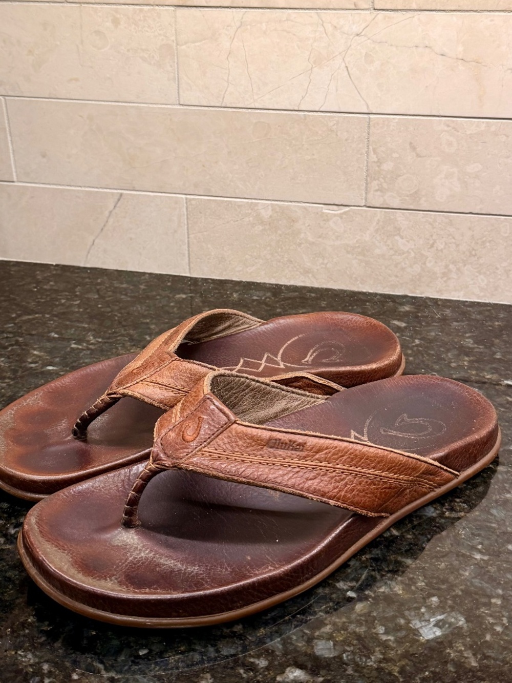 OluKai Hiapo Men's Premium Full-Grain Leather Sandals – Teak